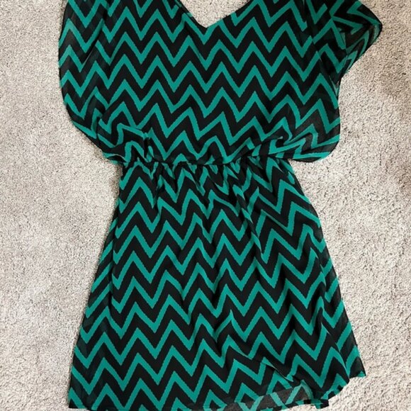 Buttons Green and Black zigzag mini dress. Size small - Picture 5 of 8